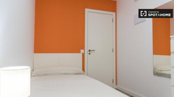 Habitación soleada en un apartamento de 5 dormitorios en Burjassot, Valencia.