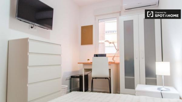 Habitación soleada en un apartamento de 5 dormitorios en Burjassot, Valencia.