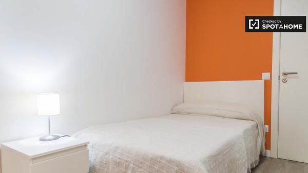 Habitación soleada en un apartamento de 5 dormitorios en Burjassot, Valencia.