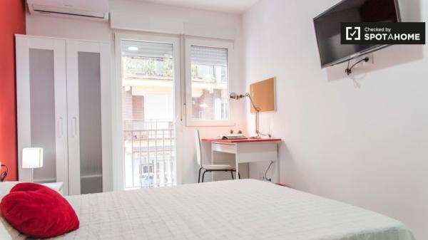 Habitación soleada en un apartamento de 5 dormitorios en Burjassot, Valencia.