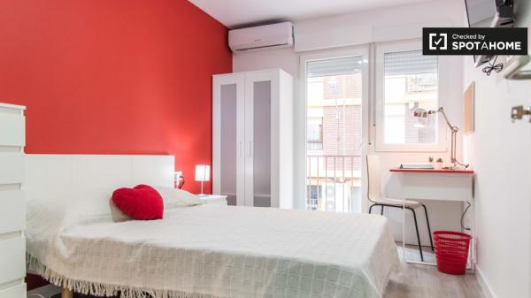 Habitación soleada en un apartamento de 5 dormitorios en Burjassot, Valencia.