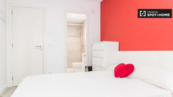 Habitación soleada en un apartamento de 5 dormitorios en Burjassot, Valencia.