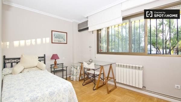 Amplia habitación en apartamento de 4 dormitorios en Aravaca, Madrid