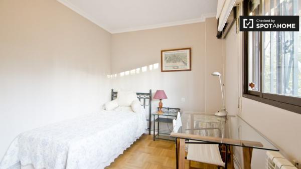 Amplia habitación en apartamento de 4 dormitorios en Aravaca, Madrid