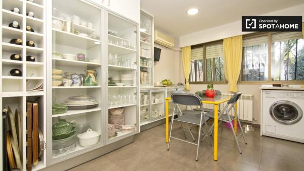 Amplia habitación en apartamento de 4 dormitorios en Aravaca, Madrid