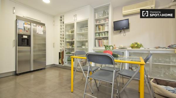 Amplia habitación en apartamento de 4 dormitorios en Aravaca, Madrid