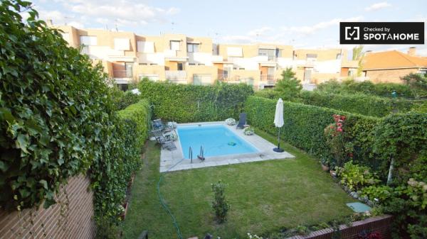 Amplia habitación en apartamento de 4 dormitorios en Aravaca, Madrid