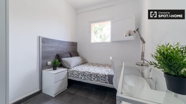 Acogedora habitación en un apartamento de 4 dormitorios en Algirós, Valencia