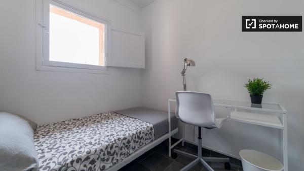 Acogedora habitación en un apartamento de 4 dormitorios en Algirós, Valencia