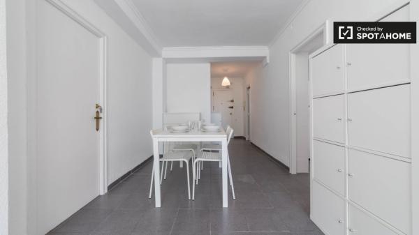 Acogedora habitación en un apartamento de 4 dormitorios en Algirós, Valencia