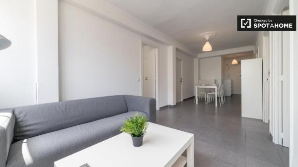 Acogedora habitación en un apartamento de 4 dormitorios en Algirós, Valencia