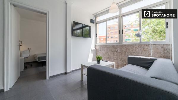 Acogedora habitación en un apartamento de 4 dormitorios en Algirós, Valencia