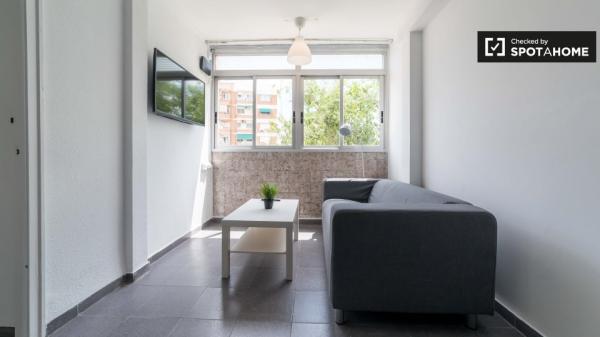 Acogedora habitación en un apartamento de 4 dormitorios en Algirós, Valencia