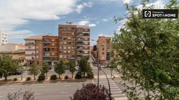 Acogedora habitación en un apartamento de 4 dormitorios en Algirós, Valencia