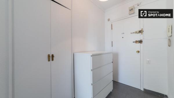 Acogedora habitación en un apartamento de 4 dormitorios en Algirós, Valencia