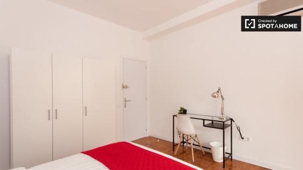 Se alquila habitación en apartamento de 5 dormitorios en Sarrià-Sant Gervasi.