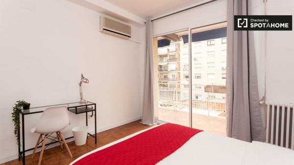 Se alquila habitación en apartamento de 5 dormitorios en Sarrià-Sant Gervasi.