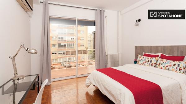 Se alquila habitación en apartamento de 5 dormitorios en Sarrià-Sant Gervasi.