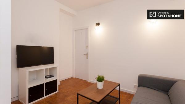 Se alquila habitación en apartamento de 5 dormitorios en Sarrià-Sant Gervasi.