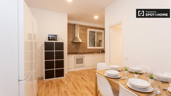 Se alquila habitación en apartamento de 5 dormitorios en Sarrià-Sant Gervasi.