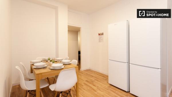 Se alquila habitación en apartamento de 5 dormitorios en Sarrià-Sant Gervasi.