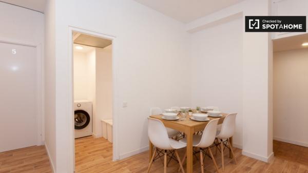 Se alquila habitación en apartamento de 5 dormitorios en Sarrià-Sant Gervasi.