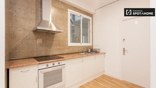 Se alquila habitación en apartamento de 5 dormitorios en Sarrià-Sant Gervasi.