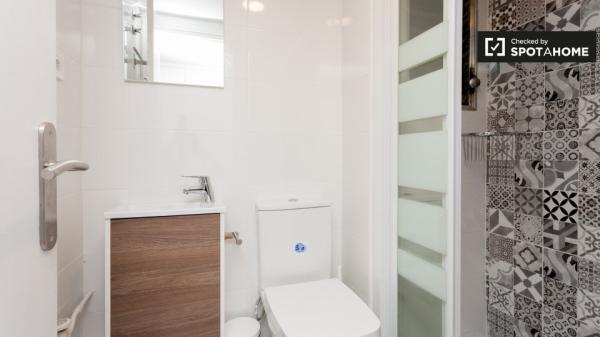 Se alquila habitación en apartamento de 5 dormitorios en Sarrià-Sant Gervasi.