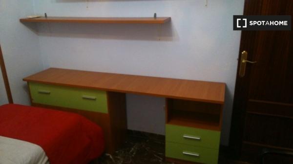 Chambre dans un appartement partagé à Jaén