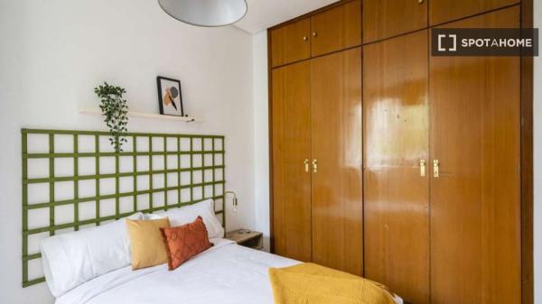 Se alquila habitación en piso de 7 dormitorios en Madrid