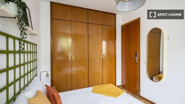 Se alquila habitación en piso de 7 dormitorios en Madrid