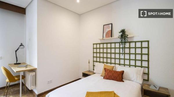 Se alquila habitación en piso de 7 dormitorios en Madrid