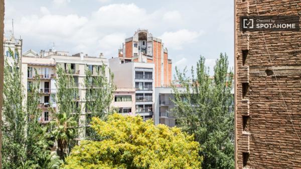 Cómoda habitación en piso compartido en el Eixample, Barcelona