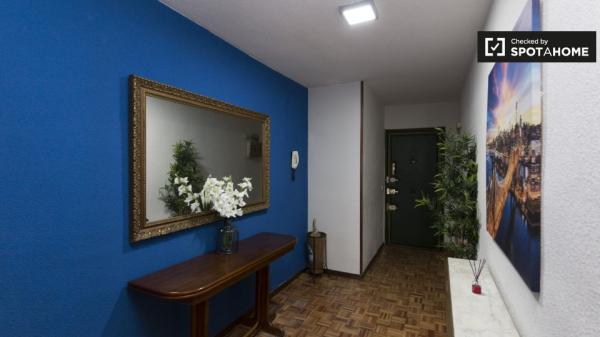 Habitación luminosa en alquiler, apartamento de 5 dormitorios, Alcalá de Henares.