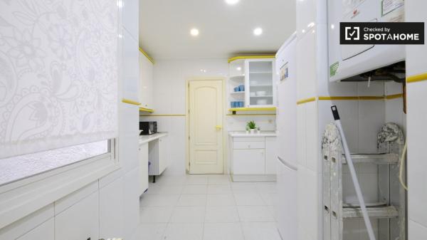 Acogedora habitación en apartamento de 7 dormitorios en Argüelles, Madrid