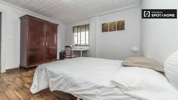 Nice room in 3-bedroom apartment, Quatre Carreres, Valencia