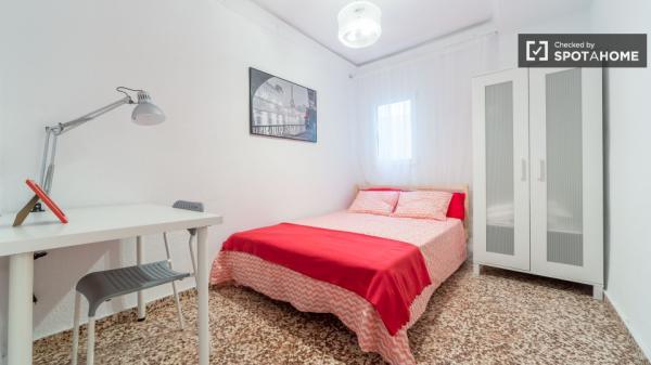 Habitación acogedora en piso compartido en Jesus, Valencia