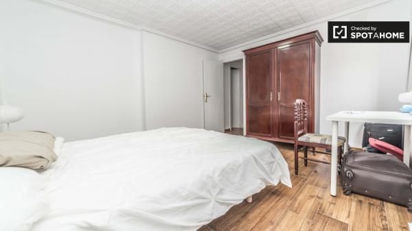 Nice room in 3-bedroom apartment, Quatre Carreres, Valencia