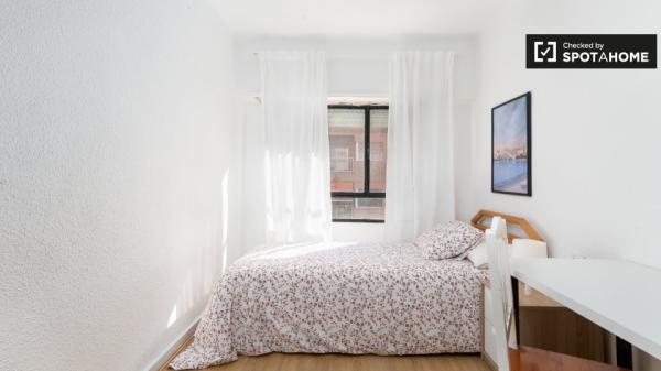 Acogedora habitación en alquiler en un apartamento de 3 dormitorios en Jesús, Valencia