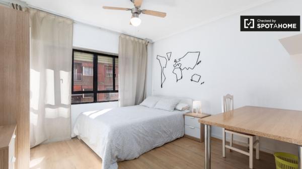 Acogedora habitación en alquiler en un apartamento de 3 dormitorios en Jesús, Valencia