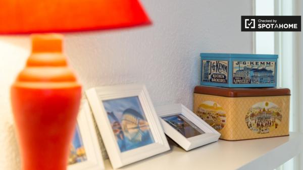 Acogedora habitación en alquiler en un apartamento de 3 dormitorios en Jesús, Valencia