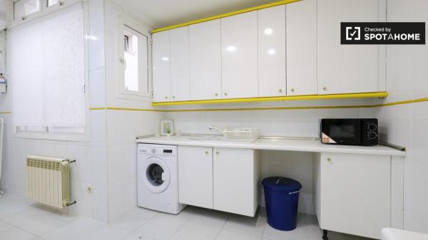 Acogedora habitación en apartamento de 7 dormitorios en Argüelles, Madrid