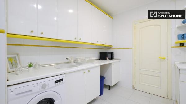 Acogedora habitación en apartamento de 7 dormitorios en Argüelles, Madrid