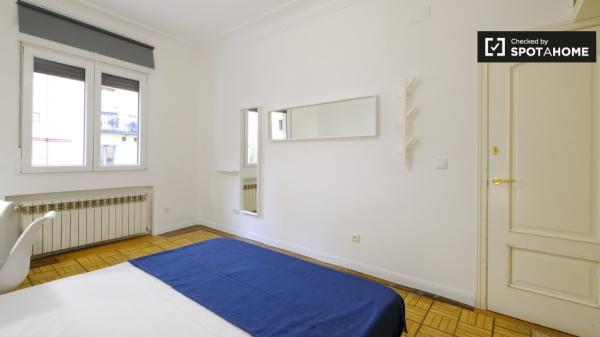 Acogedora habitación en apartamento de 7 dormitorios en Argüelles, Madrid