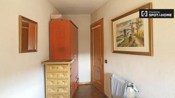 Habitación pequeña en apartamento de 2 dormitorios en Ciudad Lineal, Madrid