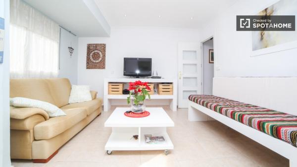 Habitación decorada en apartamento en Poblats Maritims, Valencia.