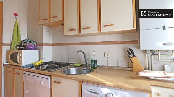 Habitación pequeña en apartamento de 2 dormitorios en Ciudad Lineal, Madrid