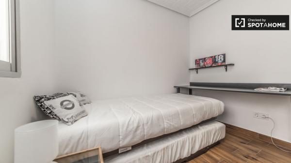 Camera in appartamento con 3 camere da letto a Quatre Carreres, Valencia