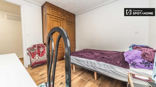 Camera in appartamento con 3 camere da letto a Quatre Carreres, Valencia