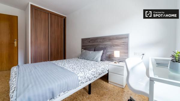 Camera luminosa in appartamento con 5 camere da letto a La Saïdia, Valencia